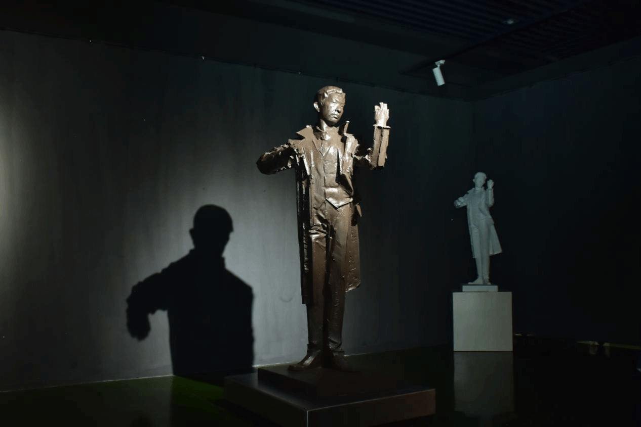 《聂耳》作者:刘其琛 尺寸:36×48×130cm 《聂耳》作者:刘其琛 尺寸:36×48×130cm